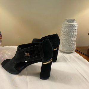 M4De black Suede heel shoe with Gold trim